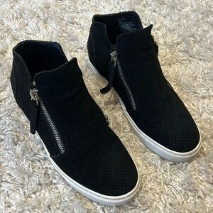 Black high top Steve Madden sneakers